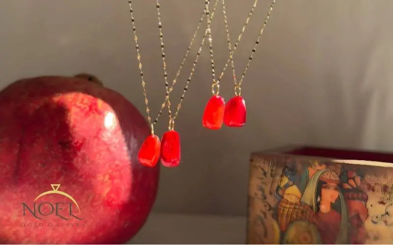 پلاک و گردنبند طلا برای شب یلدا - کاماپرس