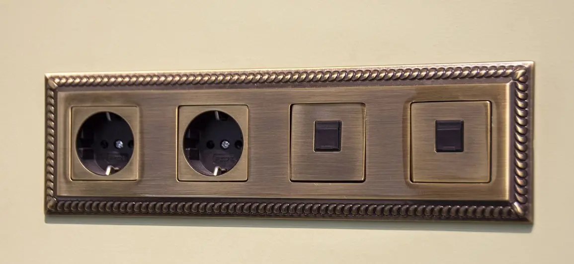 تعویض کلید و پریزهای قدیمی- کاماپرس