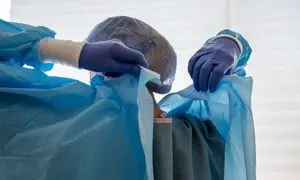 راهنمای نحوه پوشیدن لباس اتاق عمل بیمار