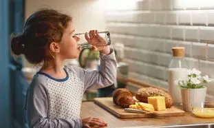 چطور با انتخاب آب تصفیه کن استاندارد و باکیفیت، هزینه‌های پنهان آب شرب مصرفی خانوار را کاهش دهیم؟