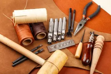 چطور چرم دست‌دوز را از صنعتی تشخیص دهیم؟