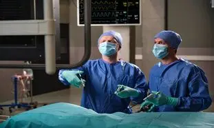 بهترین جراح پروتز سینه در تهران کیست؟ جدول هزینه در سال 1405