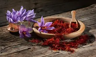 زعفران سحرخیز نشان عالی مدیر سال را دریافت کرد