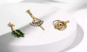 آویز طلای ماه تولد؛ خاص ترین هدیه عاشقانه