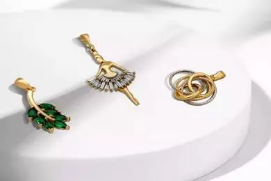 آویز طلای ماه تولد؛ خاص ترین هدیه عاشقانه