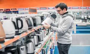 وقتی برند اصلی و تقلبی تفاوت قیمتی زیادی دارند، مردم کدام را انتخاب می کنند؟