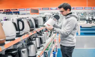 وقتی برند اصلی و تقلبی تفاوت قیمتی زیادی دارند، مردم کدام را انتخاب می کنند؟