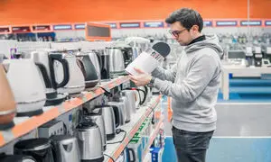 وقتی برند اصلی و تقلبی تفاوت قیمتی زیادی دارند، مردم کدام را انتخاب می کنند؟