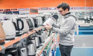 وقتی برند اصلی و تقلبی تفاوت قیمتی زیادی دارند، مردم کدام را انتخاب می کنند؟