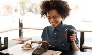 سرویس «کهربا» بانک شهر؛ پرداخت امن و سریع با فناوری ان اف سی