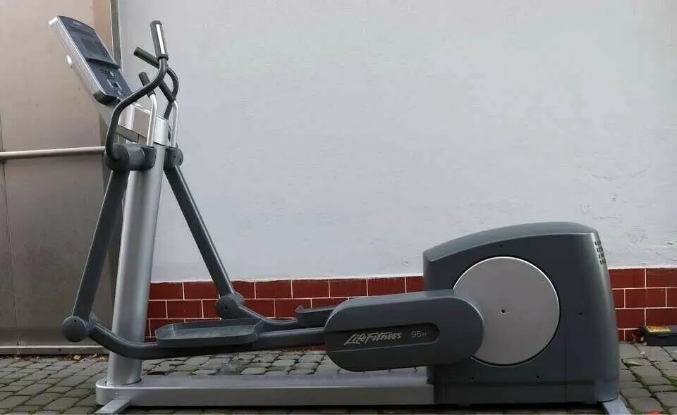 چرا الپتیکال یا اسکی فضایی برای زانو مفید است؟