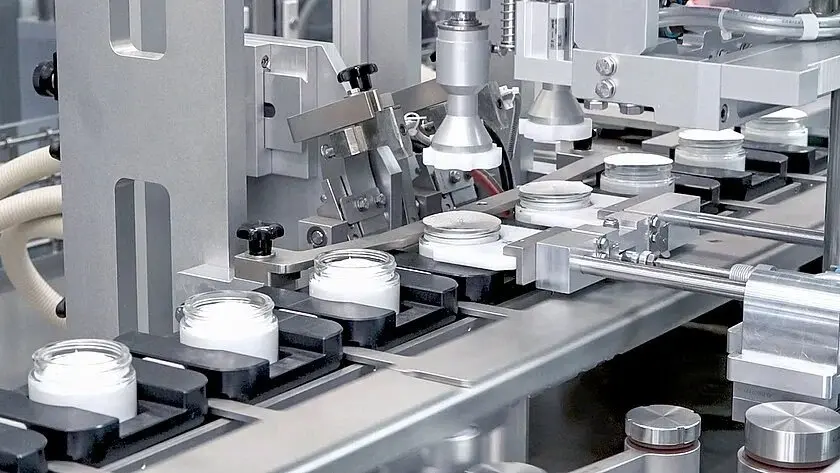 بهترین دستگاه پرکن مایعات برای صنایع آرایشی و بهداشتی 