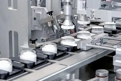 بهترین دستگاه پرکن مایعات برای صنایع آرایشی و بهداشتی 