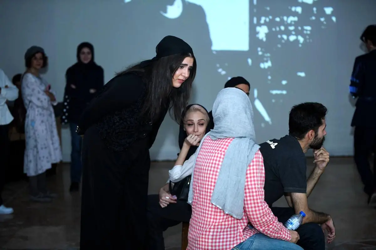 خودمعشوق‌پنداری» ۱۴ مرتبه اجرا شد/ پرفورمنسی بداهه از جنس تجربه‌های زیست روزمره