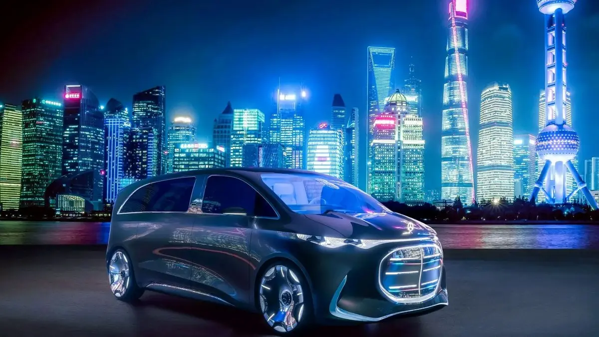 رونمایی مرسدس بنز از ون برقی با نمایشگر غول‌ پیکر ۶۵ اینچی و سقف خورشیدی