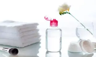 چگونه میسلار واتر دافی به روتین مراقبت روزانه پوست کمک می‌کند