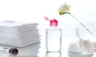 چگونه میسلار واتر دافی به روتین مراقبت روزانه پوست کمک می‌کند