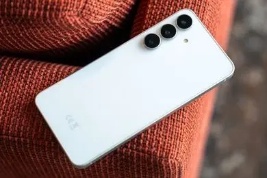 وقتی یک میان‌ رده سامسونگ با هوش مصنوعی نقش پرچمدار را بازی می‌کند