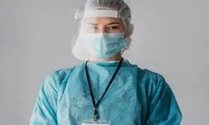 بررسی لباس ایزوله بیمارستانی چیست و چه کاربردی دارد؟