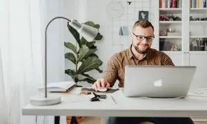 چرا ترجمه رسمی اسناد، اولین گام استراتژیک کسب‌وکار شماست؟