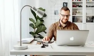 چرا ترجمه رسمی اسناد، اولین گام استراتژیک کسب‌وکار شماست؟