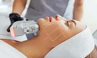 بهترین مرکز هایفوتراپی را بر اساس چه معیاری انتخاب کنیم؛ دستگاه پیشرفته یا تجربه متخصصان؟
