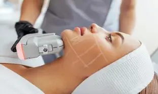 بهترین مرکز هایفوتراپی را بر اساس چه معیاری انتخاب کنیم؛ دستگاه پیشرفته یا تجربه متخصصان؟