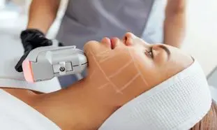 بهترین مرکز هایفوتراپی را بر اساس چه معیاری انتخاب کنیم؛ دستگاه پیشرفته یا تجربه متخصصان؟