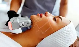 بهترین مرکز هایفوتراپی را بر اساس چه معیاری انتخاب کنیم؛ دستگاه پیشرفته یا تجربه متخصصان؟