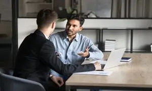 چرا فن بیان در موفقیت شغلی مهم است؟ + راهکار تقویت