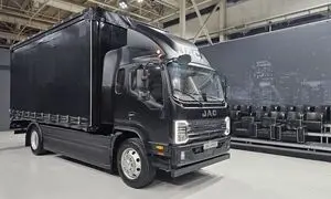 حضور کامیونت جدید آرین دیزل در نمایشگاه خودرو اصفهان