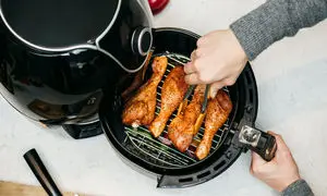 راهنمای انتخاب سرخ‌ کن بدون روغن؛ فیلیپس یا نینجا؟