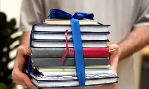 تهیه لوازم التحریر برای کودکان با اهدای سررسیدهای قدیمی به نیکان ماموت