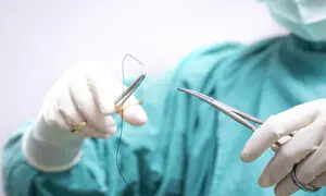 اهمیت نخ‌ های جراحی باکیفیت در کاهش خطای جراحی