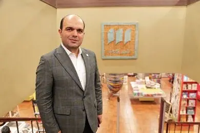 ردِ جنگ بر قفسه‌های کتابفروشی
