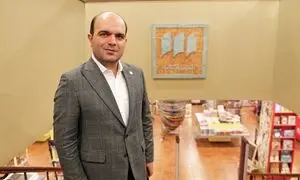 ردِ جنگ بر قفسه‌های کتابفروشی