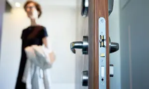 از امنیت تا سکوت مطلق؛ مزیت‌ های تجهیز ساختمان به درب ‌های ضد سرقت 