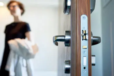 از امنیت تا سکوت مطلق؛ مزیت‌ های تجهیز ساختمان به درب ‌های ضد سرقت 