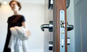 از امنیت تا سکوت مطلق؛ مزیت‌ های تجهیز ساختمان به درب ‌های ضد سرقت 