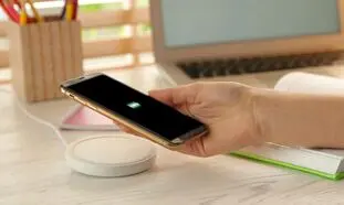 5 شارژر بی سیم پرفروش با قیمت زیر 2 میلیون تومان