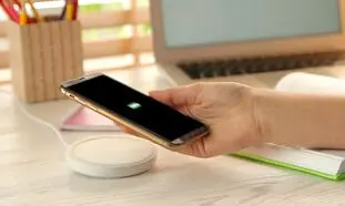 5 شارژر بی سیم پرفروش با قیمت زیر 2 میلیون تومان