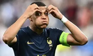 دردسر بزرگ امباپه در رختکن بارسلونا