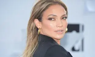 حرکت زشت و زننده جنیفر لوپز با دستیارش