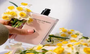 5 عطر زنانه معروف با رایحه گلی مناسب قرارهای بهاری