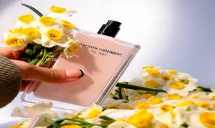 5 عطر زنانه معروف با رایحه گلی مناسب قرارهای بهاری