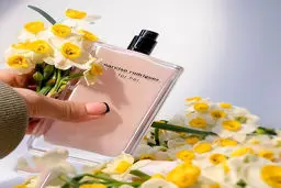 5 عطر زنانه معروف با رایحه گلی مناسب قرارهای بهاری