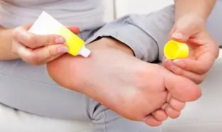 ۵ کرم‌ ترک پا موثر برای ترمیم و تقویت پوست + قیمت