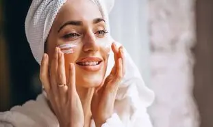 ۴ کرم مرطوب کننده موثر برای رفع خشکی و ترک پوست