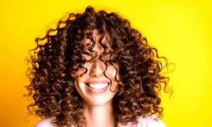 5 راهکار طلایی برای کاهش وز موی فر بعد از حمام