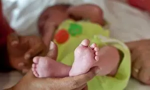 دختر نوزاد هندی در مراسم خاکسپاری خود به گریه افتاد